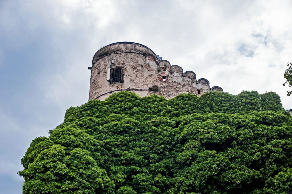 Łapalice – intrygujący zamek na Kaszubach, którego budowa nigdy nie dobiegła końca